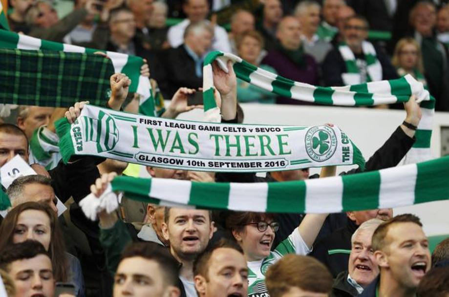 L&#39;orgogliosa tifoseria del Celtic sorride dopo la vittoria. REUTERS